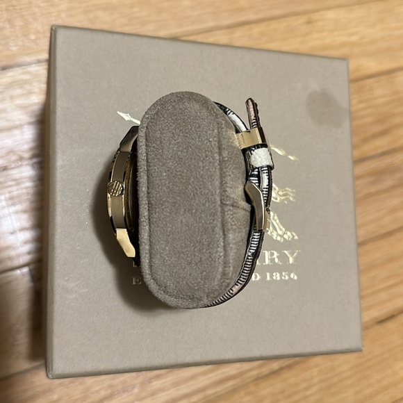 Burberry women’s watch with Burberry print gold - Picture 3 of 6